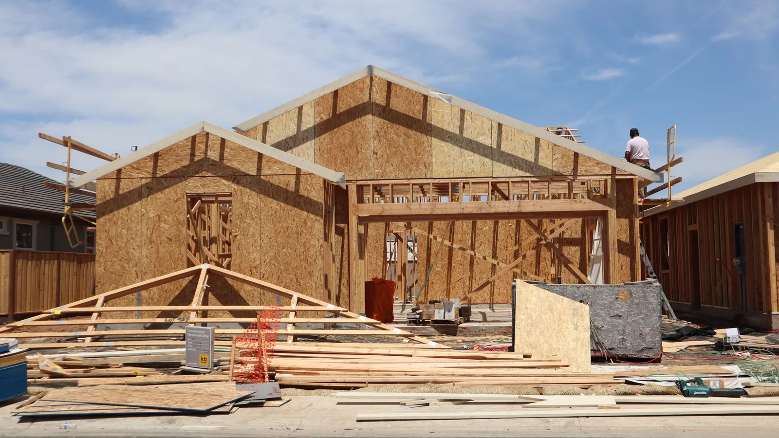 Ossature bois d'une maison avec panneaux de contreventement OSB en cours de montage